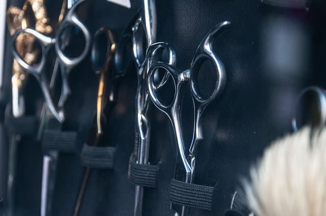 Peakuju ja juukselõikus — täielik juhend